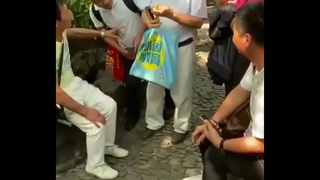 Il vecchio cinese mostra il cazzo in pubblico